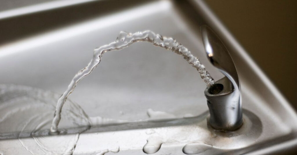 Conserto de Bebedouro em Araraquara | Assistência Perto de Mim vazamento de agua no bebedouro